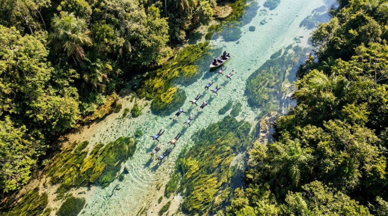 Água tão transparente que quem olha de fora tem a impressão de ver pessoas flutuando no ar acompanha 1,8 km de percurso neste rio brasileiro
