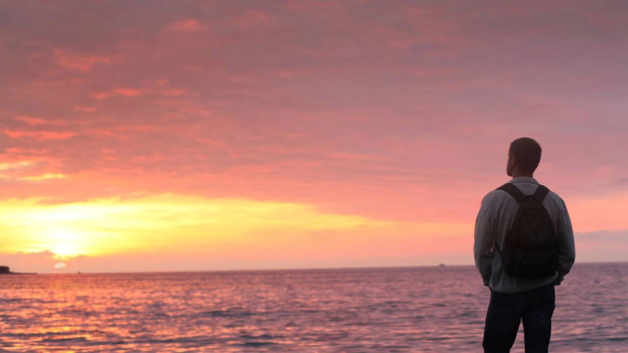 “Trabalhar em uma versão melhor de si mesmo  é inútil”: Albert Moukheiber, neuropsicólogo, explica o que deve ser feito em vez disso