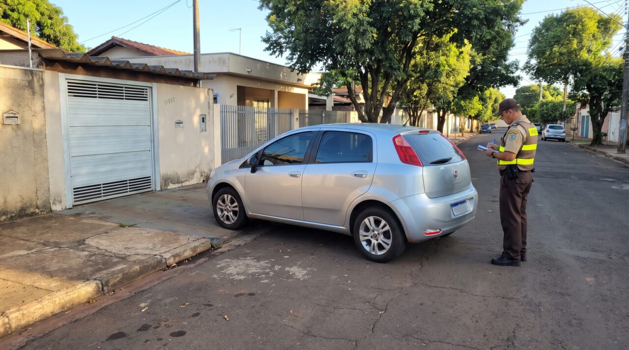 Motorista estaciona diante de uma guia rebaixada mesmo sem placa de garagem e descobre que o próprio meio-fio já muda a regra
