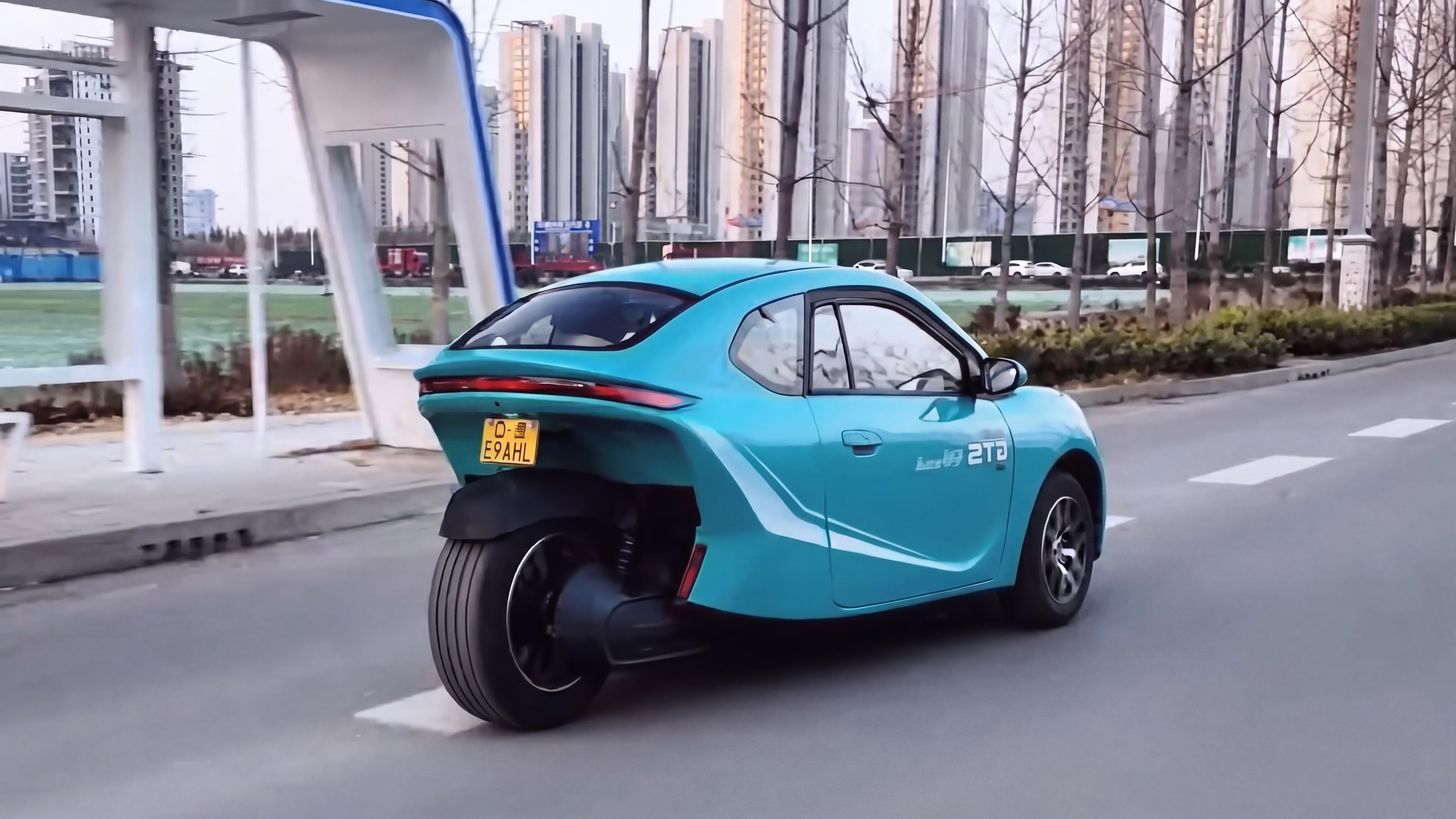 Triciclo elétrico com ar-condicionado promete rodar 240 km por R$ 22 mil, mas há um detalhe que pode mudar tudo