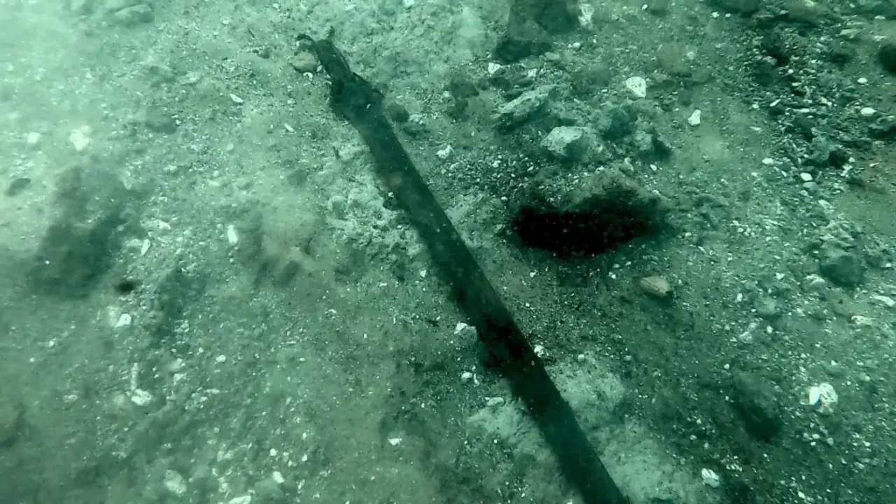 Uma espada da Idade do Bronze de mais de 3.000 anos atrás foi encontrada no fundo de um lago italiano e ainda mantém sua borda