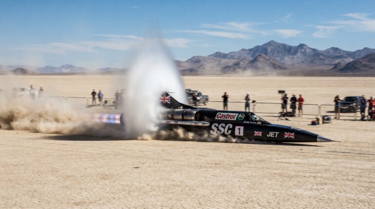 O recorde mundial de velocidade em terra quebrado pelo ThrustSSC em 1997
