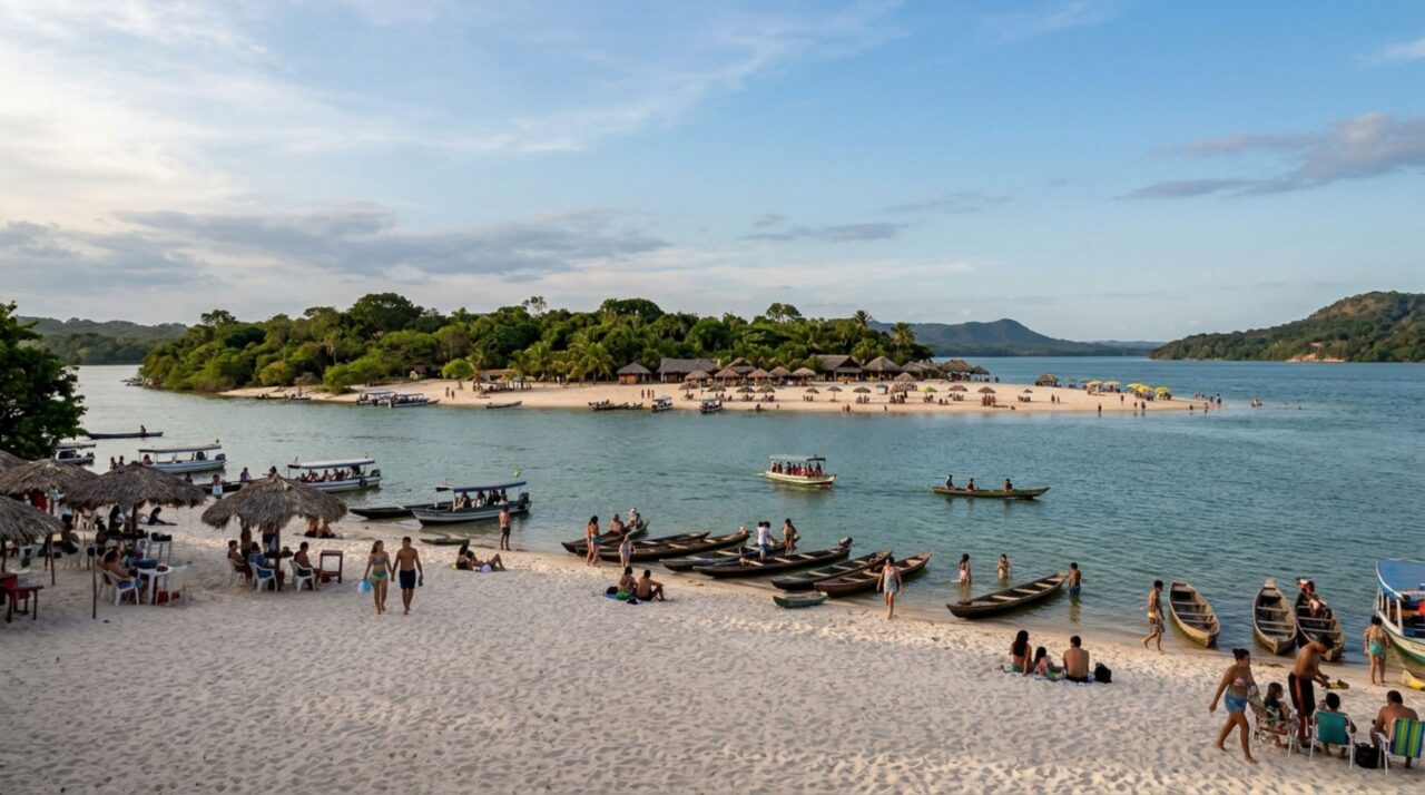 Durante o verão amazônico, a redução do nível do Tapajós permite aproveitar praias, banhos e travessias de canoa na Ilha do Amor