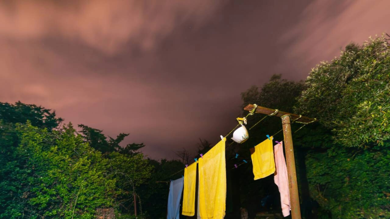 Você tem o hábito de deixar roupas no varal à noite A origem da superstição assustadora por trás dessa prática