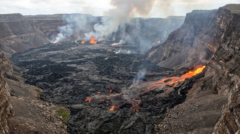 Novas fissuras no Kīlauea produziram fluxos de lava que recobriram parte da cratera Halemaʻumaʻu