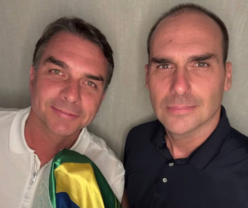 Eduardo Bolsonaro publica foto com Flávio nos EUA: “Não desistiremos do Brasil”