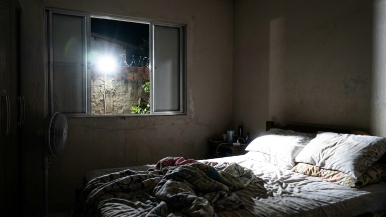 Refletor instalado para proteger um quintal ilumina o quarto de outra casa, e responsável exige que a família compre cortinas para resolver o incômodo