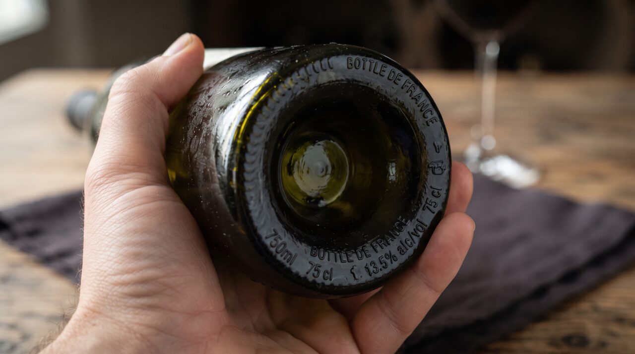 O significado do buraco no fundo das garrafas de vinho