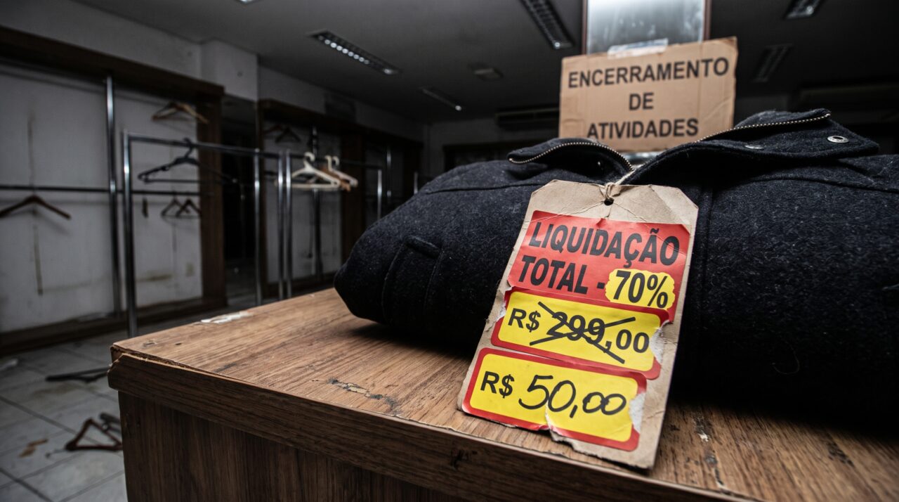 Depois de colocar 174 contratos de lojas em disputa, marca de roupas encerra a operação física porque nenhum comprador apareceu para assumir a rede
