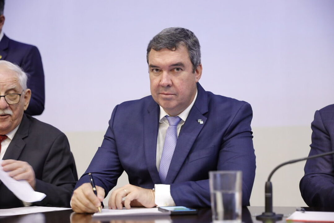 Aliado de Flávio, Riedel é reeleito em MS no 1º turno