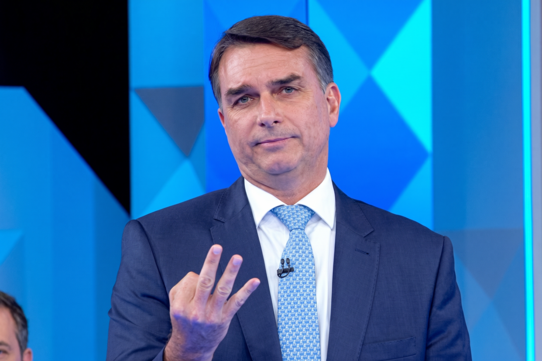 Ala da PF avalia pedir a  Moraes prisão preventiva de Flávio Bolsonaro