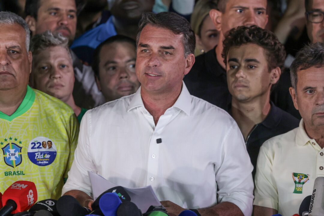 PF apura se Flávio Bolsonaro fugiu do Brasil