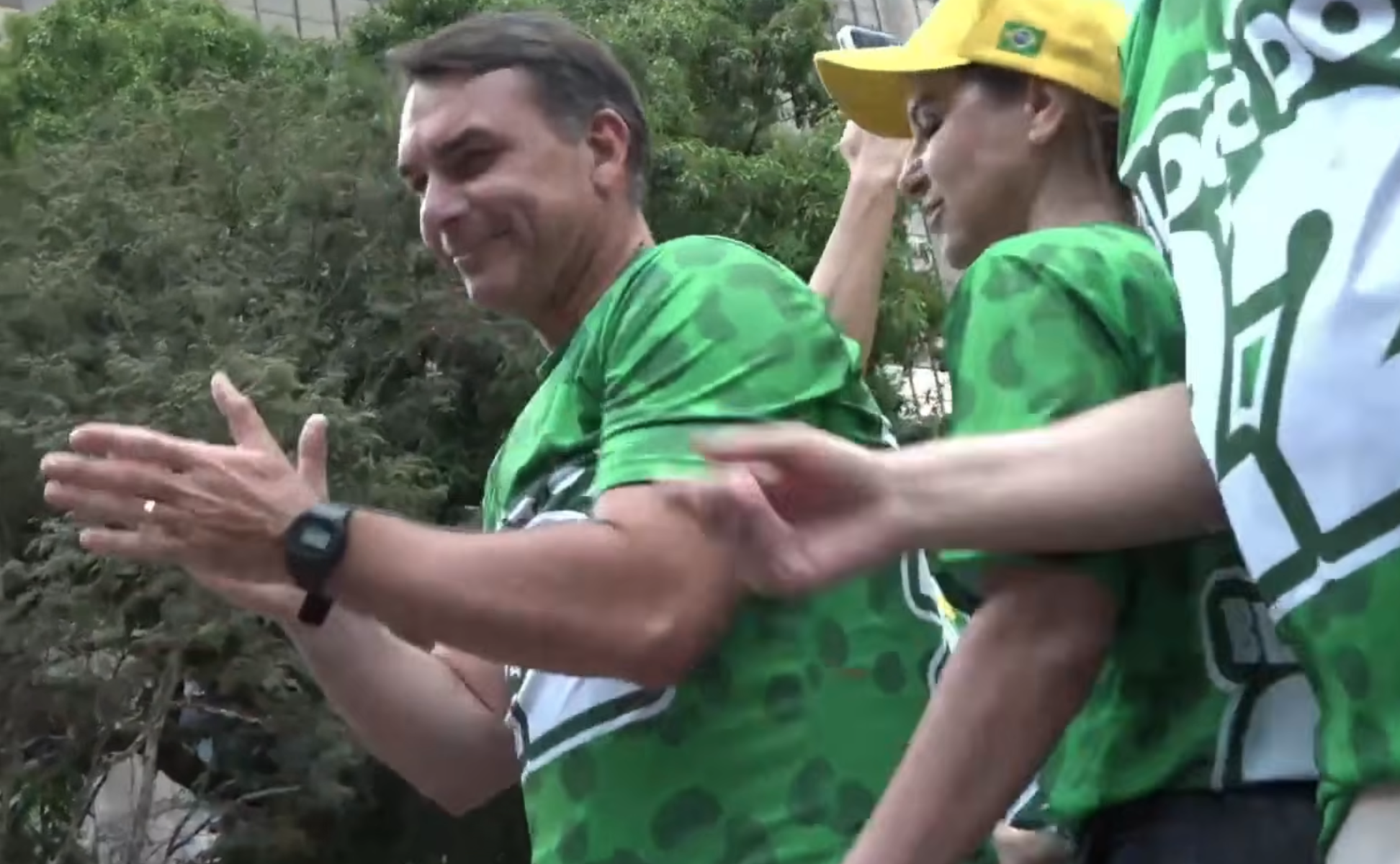 “Vocês verão Jair Bolsonaro colocar a faixa no filho”, diz Flávio