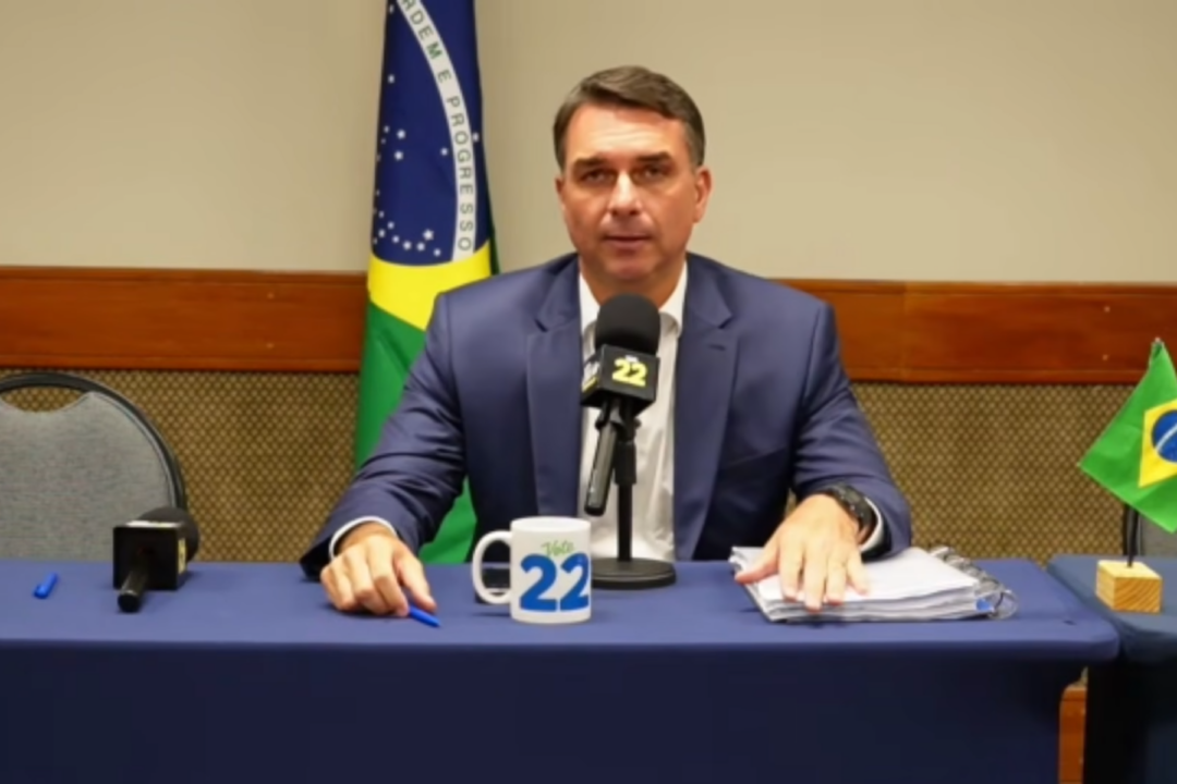 “Censura no seu mais alto grau”: Flávio reage ao cancelamento do debate da Globo
