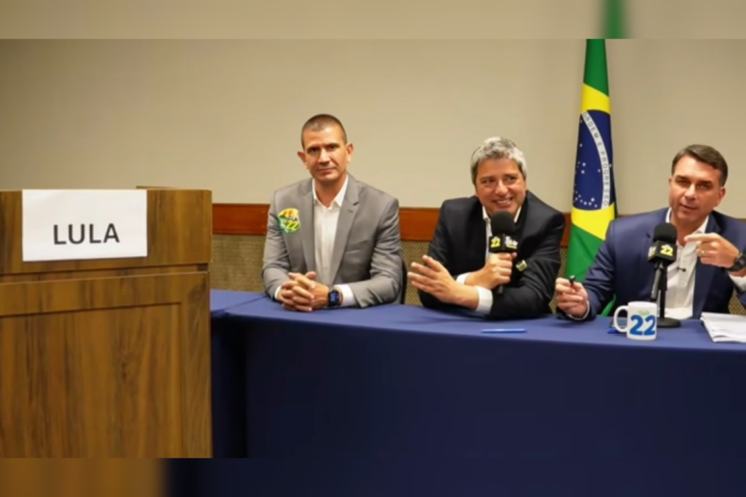 Portinho leva “púlpito vazio de Lula” para live de Flávio