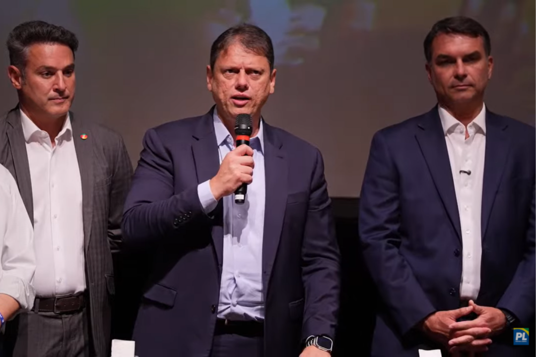 Tarcísio diz que “sentimento de mudança” levará Flávio à Presidência