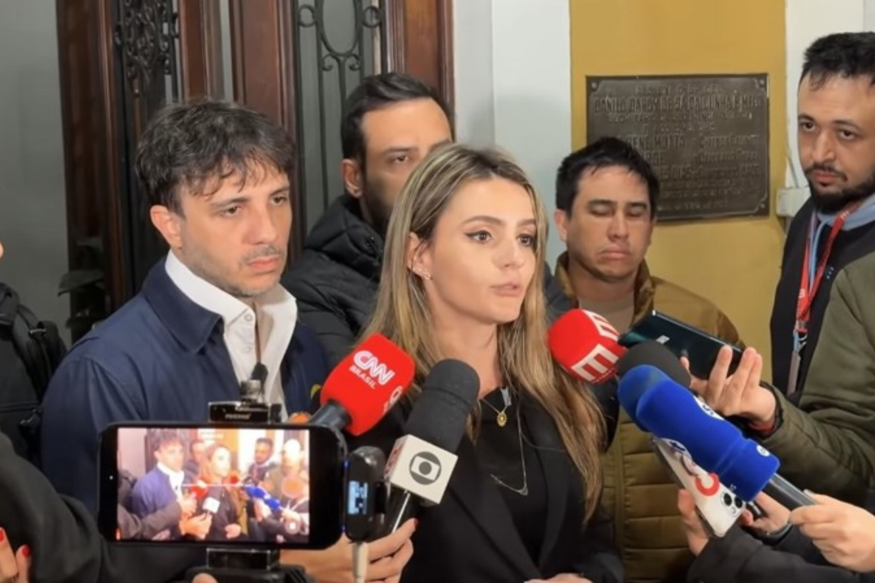 Amanda Vettorazzo nega saída do MBL e diz negociar ida para o Missão