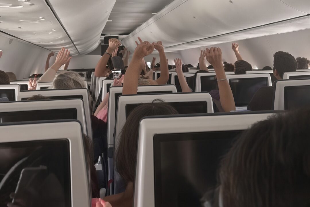 O avião pousou; a conspiração continua no ar