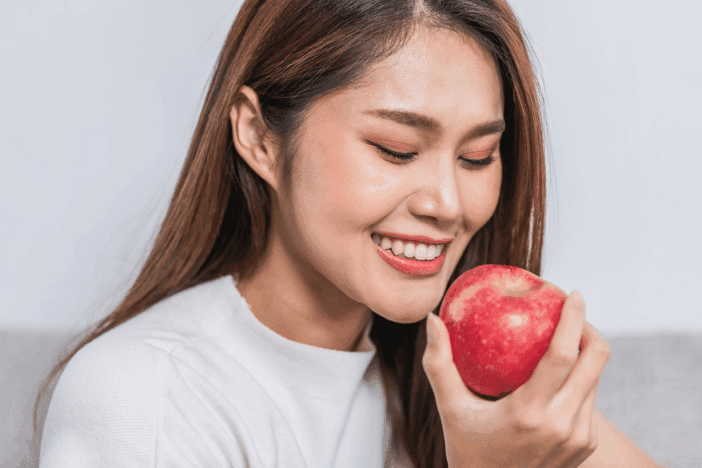Uma maçã por dia mantém o médico longe? Entenda o ditado e conheça 7 benefícios da fruta