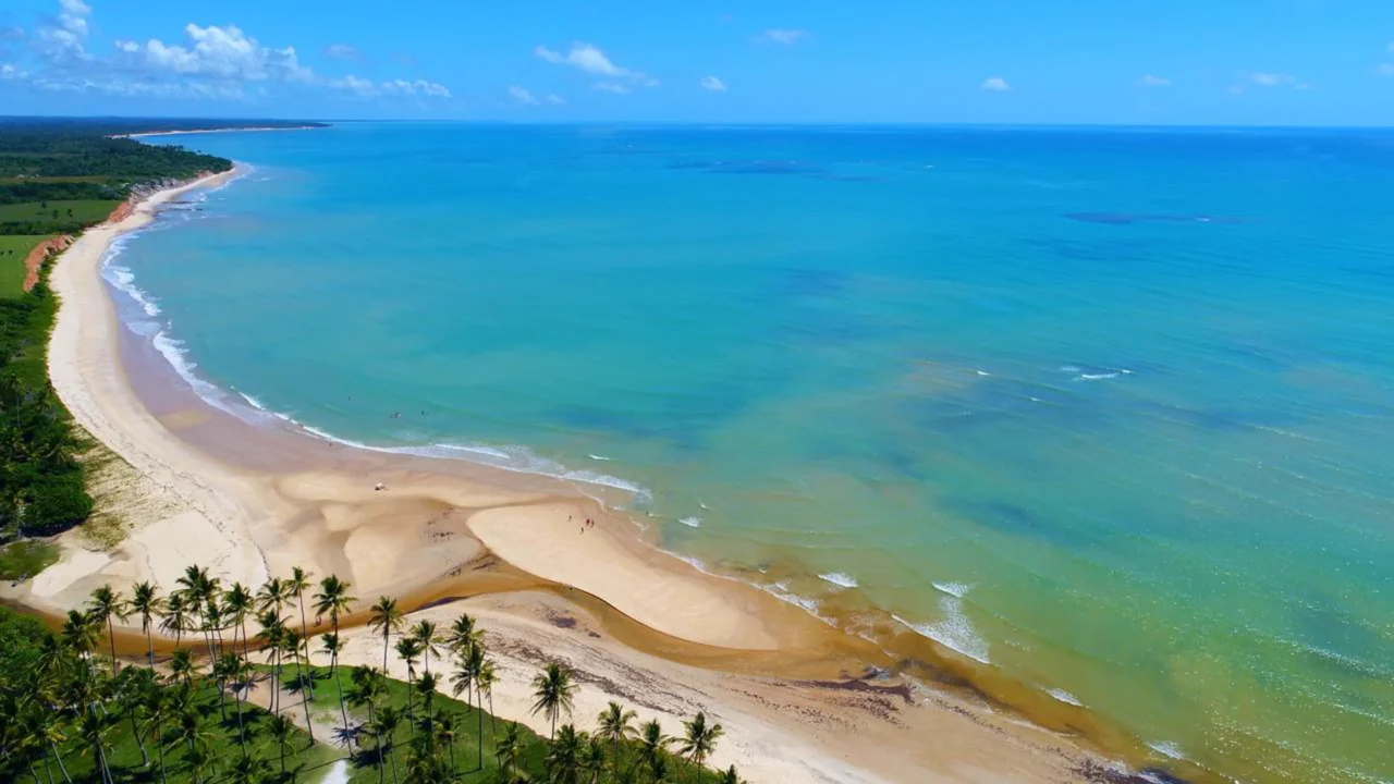 Duas praias entre as melhores do Brasil no mesmo litoral baiano: o caminho de areia que nasce no mar e a faixa apontada como berço do país