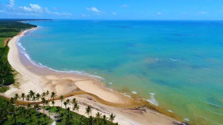 Cumuruxatiba oferece natureza, praias e rotina tranquila // Créditos: depositphotos.com / Cristian_Lourenco