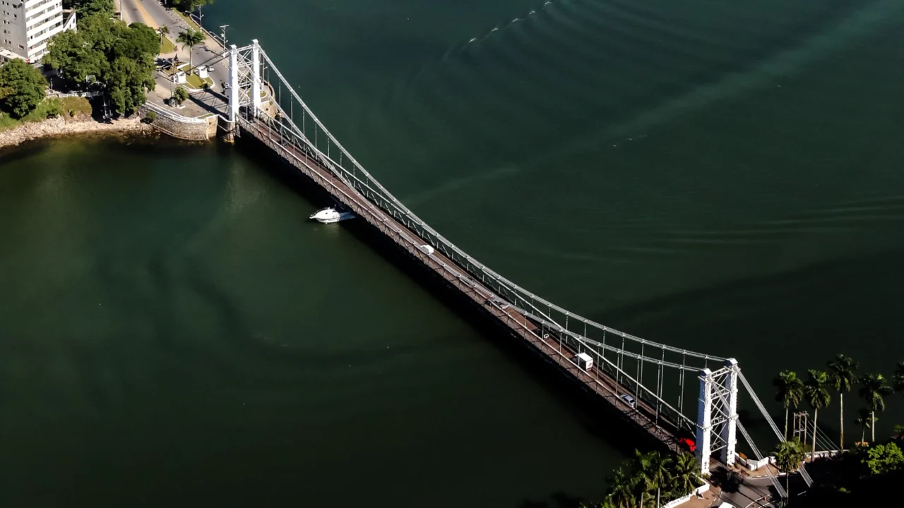 Ponte Pênsil de São Vicente, São Paulo // Créditos: Wikipedia / Wikimedia Commons