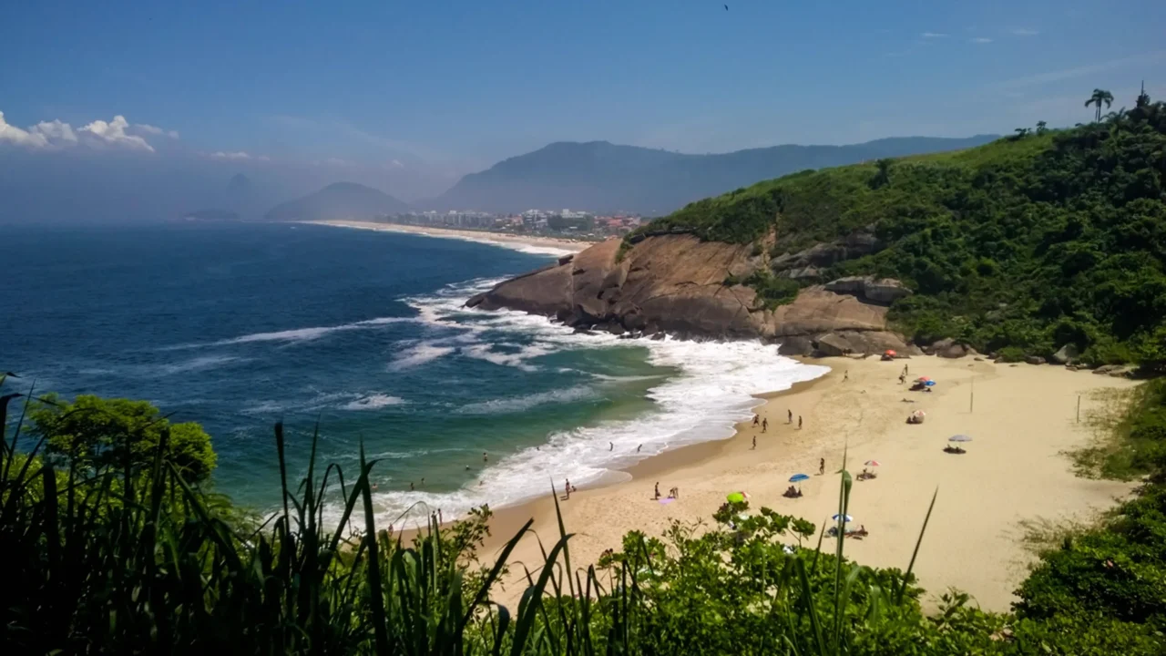 Praia do Sossego em Niterói // Créditos: Wikipedia / Wikimedia Commons
