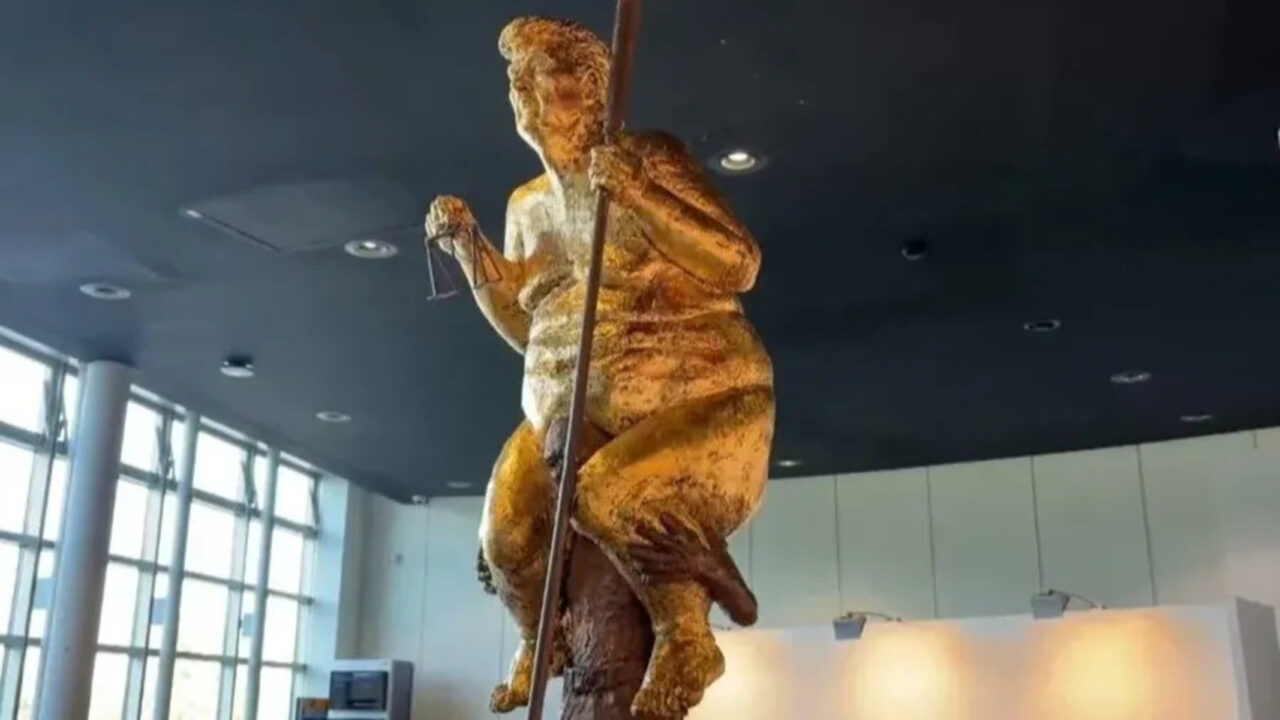 Estátua de Trump nu é exposta no Parlamento Europeu