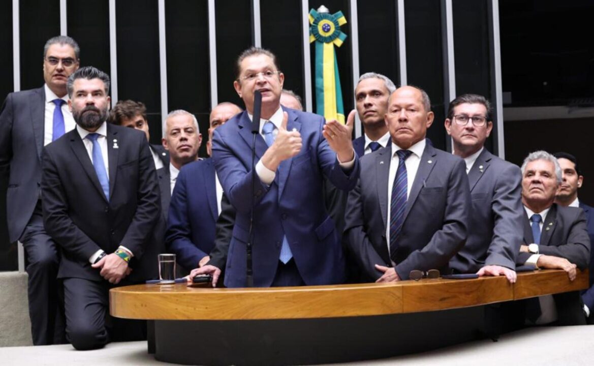 Crusoé: PL convoca bancada para discutir presidência da Câmara