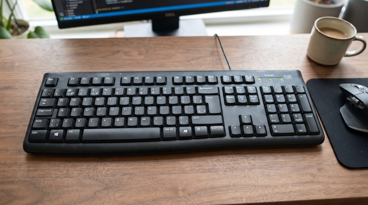 O que significam aqueles pequenos relevos nas teclas “F” e “J” do teclado do computador?